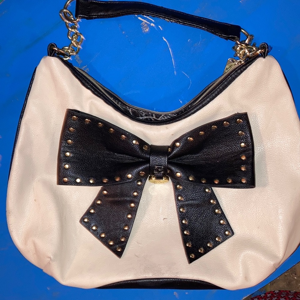 Classic Betsey Betsey Johnson bhkJohnson vera m and white bow  b as g!
